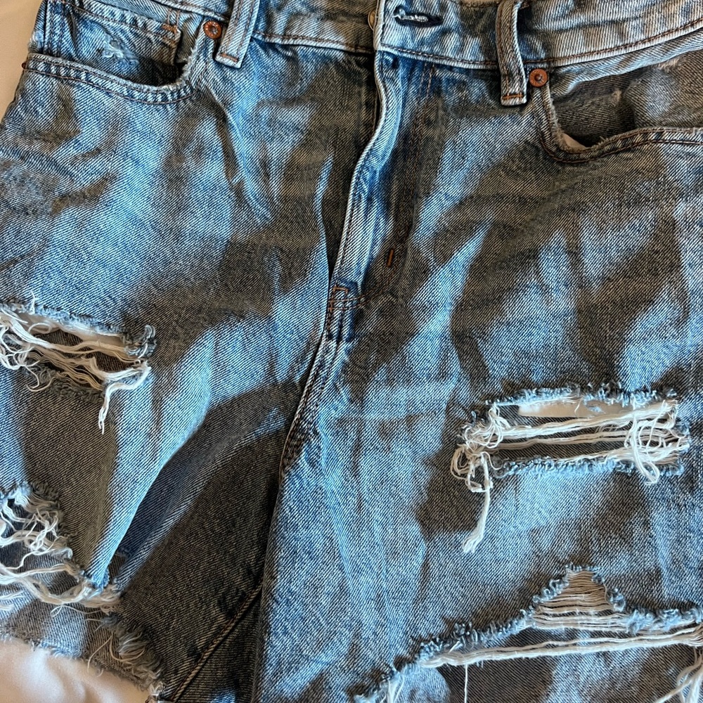 American Eagle Denim Baggy Mom Shorts *SOLD OUT* as seen on Madelyn Cline :)